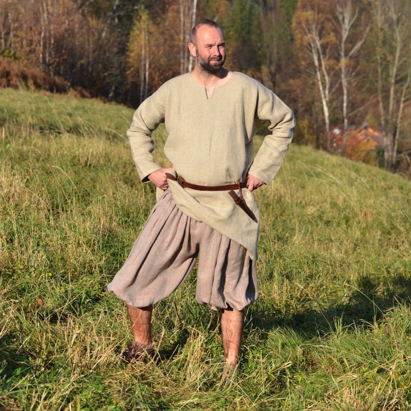 Trousers made of linen with a beige herringbone weave. Shape based on find from Haithabu, short tided under the knee.