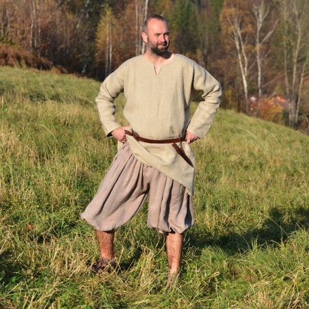 Trousers made of linen with a beige herringbone weave. Shape based on find from Haithabu, short tided under the knee.