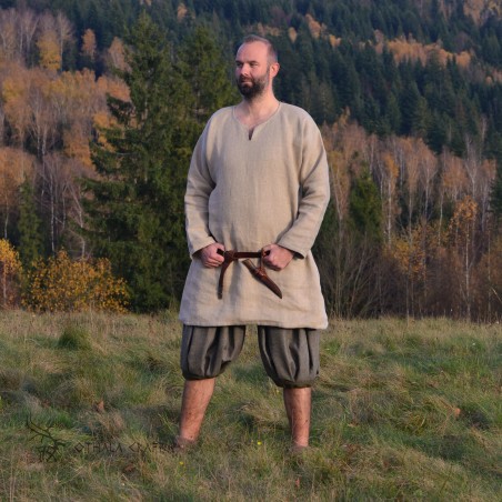 Trousers made of gray, thinner wool, pleated in belt and trouser-leg. Shape based on find from Haithabu.