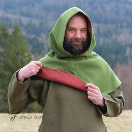 Woolen hood from Hedeby, green/burgundy red