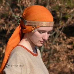 The headband is made of linen in burgundy, decorated with layer woven in a pattern of ancient silk. Earflaps on the sides.