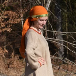 The headband is made of linen in burgundy, decorated with layer woven in a pattern of ancient silk. Earflaps on the sides.