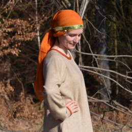 The headband is made of linen in burgundy, decorated with layer woven in a pattern of ancient silk. Earflaps on the sides.