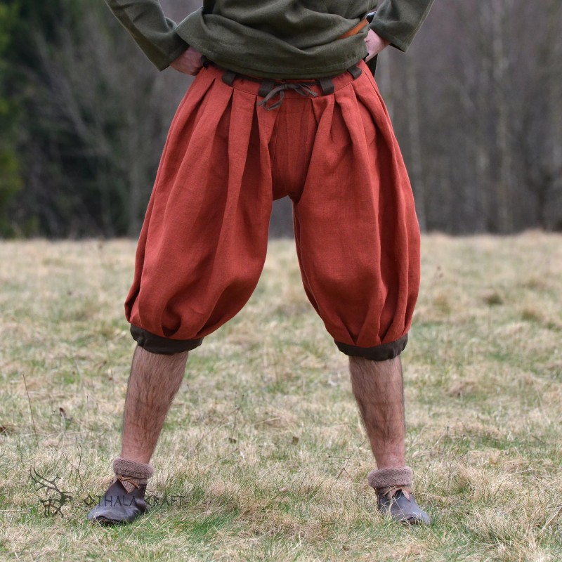Trousers made of linen with a beige herringbone weave. Shape based on find from Haithabu, short tided under the knee.