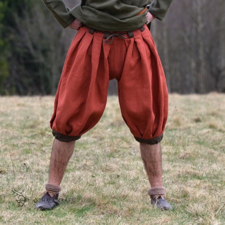 Trousers made of linen with a beige herringbone weave. Shape based on find from Haithabu, short tided under the knee.