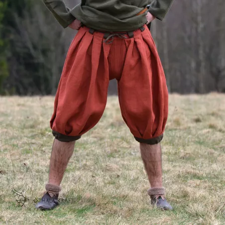 Trousers made of linen with a beige herringbone weave. Shape based on find from Haithabu, short tided under the knee.