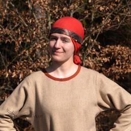 The headband is made of linen in burgundy, decorated with layer woven in a pattern of ancient silk. Earflaps on the sides.