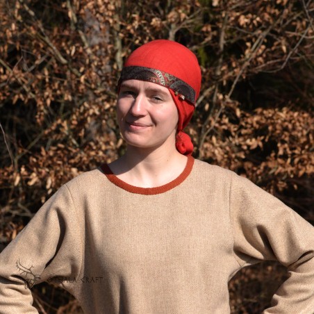 The headband is made of linen in burgundy, decorated with layer woven in a pattern of ancient silk. Earflaps on the sides.