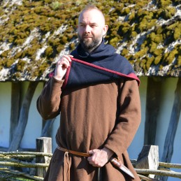 Woolen hood from Skjoldehamn, dark blue/burgundy red