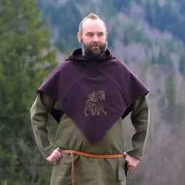 Beautiful Viking hood in dark plum color. The embroidery motif comes from a rune stone from the Viking Age in Sweden.
