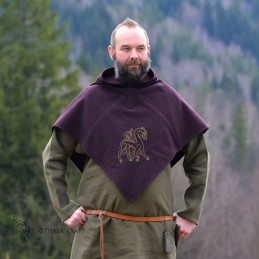 Beautiful Viking hood in dark plum color. The embroidery motif comes from a rune stone from the Viking Age in Sweden.