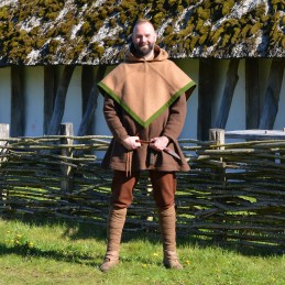 Woolen hood from Skjoldehamn, beige/green