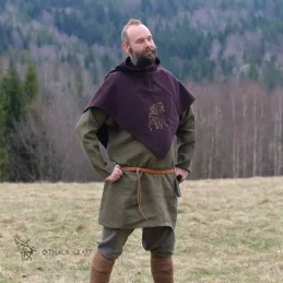 Woolen hood from Skjoldehamn with embroidery- dark plum color