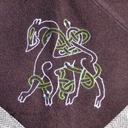 Wollgugel aus Skjoldehamn mit Stickerei – braun