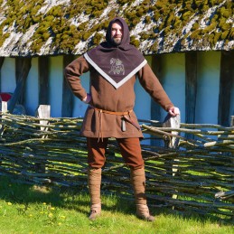 Wollgugel aus Skjoldehamn mit Stickerei – braun
