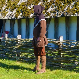 Wollgugel aus Skjoldehamn mit Stickerei – braun