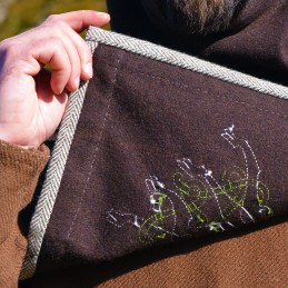 Wollgugel aus Skjoldehamn mit Stickerei – braun