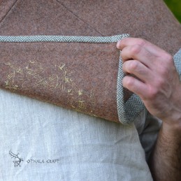 Wollgugel aus Skjoldehamn mit Stickerei – hellbraun