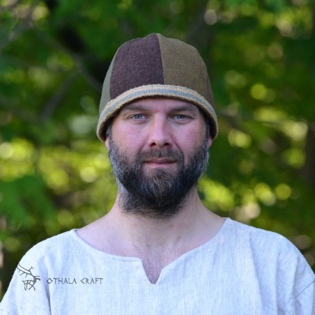 Simple hat made of three colors of wool.