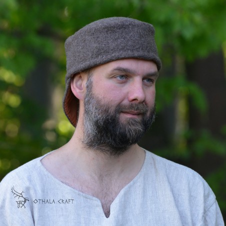 Frisian cap made of thick brown wool, fully lined with brick-red linen.