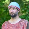 Schlichte Mütze aus indigoblauer Wolle, verziert mit einem Streifen Brokatseide.