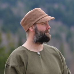 Frisian cap made of thick rusty-brown wool, fully lined with natural linen.
