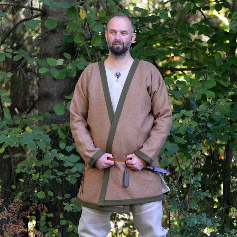 Hellbrauner Hedeby-Kaftan (Klappenrock) aus Wolle mit grüner Borte, von Hand genäht.