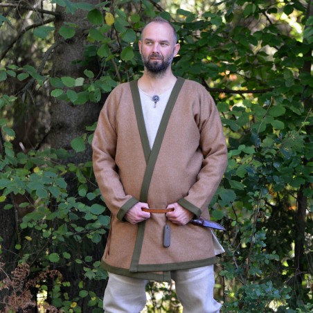 Hellbrauner Hedeby-Kaftan (Klappenrock) aus Wolle mit grüner Borte, von Hand genäht.