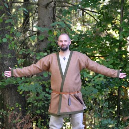 Hellbrauner Hedeby-Kaftan mit grüner Borte, Klappenrock, Haithabu-Mantel