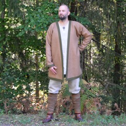 Haithabu-Kaftan, Wikinger-Klappenrock – hellbraun, grüne Borte