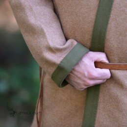 Hellbrauner Hedeby-Kaftan mit grüner Borte, Klappenrock, Haithabu-Mantel