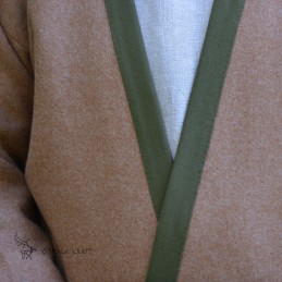 Haithabu-Kaftan, Wikinger-Klappenrock – hellbraun, grüne Borte