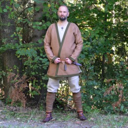 Hellbrauner Hedeby-Kaftan mit grüner Borte, Klappenrock, Haithabu-Mantel