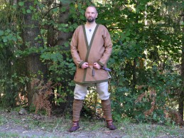 Hellbrauner Hedeby-Kaftan mit grüner Borte, Klappenrock, Haithabu-Mantel