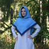 Hellblaue Wikinger-Gugel aus Wolle im Rautenmuster mit dunkelblauer Einfassung, Form nach dem Fund aus Skjoldehamn.