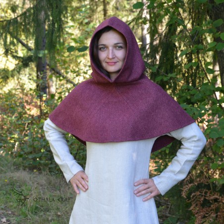 Bordeauxrote Wikinger-Gugel aus 100 % Wolle im Rautenköper, Form nach dem Fund aus Haithabu.