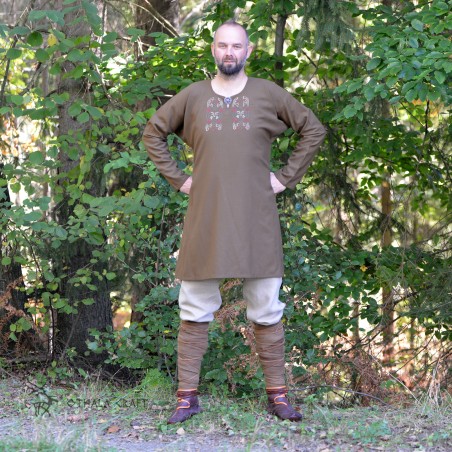 Wikinger-Wolltunika in Khakigrün mit Mammen-Stickerei.