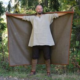 Wikingerumhang aus Lodenwolle – Oliv mit ziegelroter Borte
