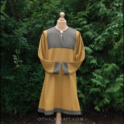 Woolen tunic decorated with olive wool