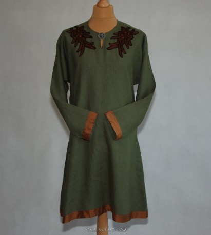 Woolen tunic decorated with embroidery from Arhus