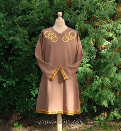 Woolen tunic with embroidery