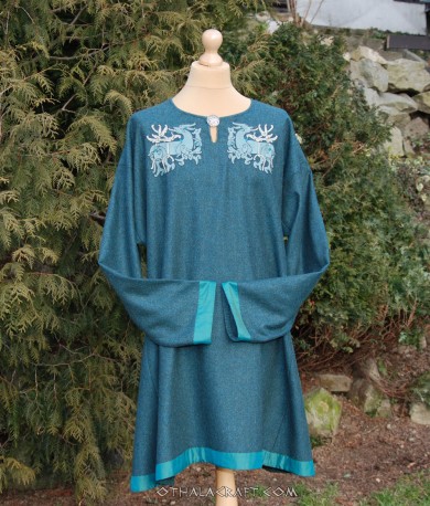 Woolen Viking tunic with brickband and embroidery