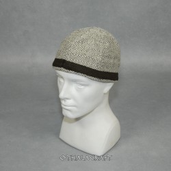 Woolen hat in diamond pattern with braid