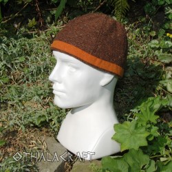 Woolen hat with diamond braid